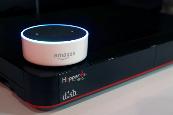 
	Въпреки че Siri на Apple се появи през 2011 г. и вече девет години е в употреба, все пак се нуждае от значително подобрение. Amazon обаче наистина поведе пътя на умните асистенти с дебюта на умните колонки Amazon Echo през 2014 г. С една проста гласова команда Аlexa, както се казва асистентът, той може да светне лампите, да ви каже каква е прогнозата за времето, да добави неща в списъка ви за пазаруване, да ви пусне музика или таймер.

	Оттук започна и Google със своя Assistant и Google Home колонката през 2016 г. Междувременно Apple се забави и пусна колонка HomePod със Siri чак през 2018 г. Всички те са подобни на Alexa и Amazon Echo. Amazon разшири линията си от умни колонки и им добави много повече функции, но може би най-привлекателната е тази, че Alexa Може да ви поръчва продукти през акаунта ви в Amazon.
	&nbsp;

	Снимка: Архив Ройтерс
