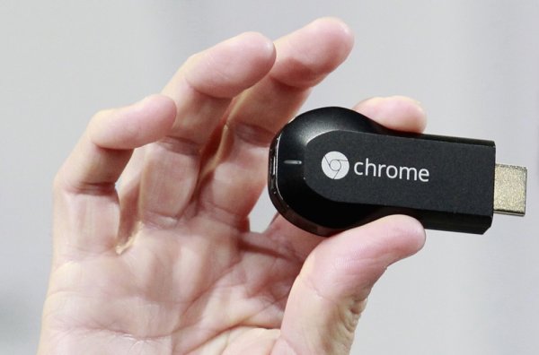 
	Поставете Google Chromecast в HDMI порта на телевизора и сте готови да стриймвате - толкова е просто. За мнозина това се оказа също толкова магическо устройство, колкото и Instant Pot, особено ако гледате много видео съдържание. Вместо да се налага да си купите скъп умен телевизор, Chromecast ви позволява да стриймвате цялото съдържание, което искате от Netflix, YouTube, HBO Go и други. От появата си през 2013 г. Chromecast вече има три версии, като всяка нова работи по-борзо и по-добре. До голяма степен обаче това малко устройство си остава почти непроменено, както от гледна точка на вида, така и на функциите.&nbsp;

	Снимка: Архив Ройтерс
