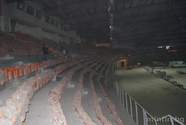 
	Така изглежда сградата отвън.
