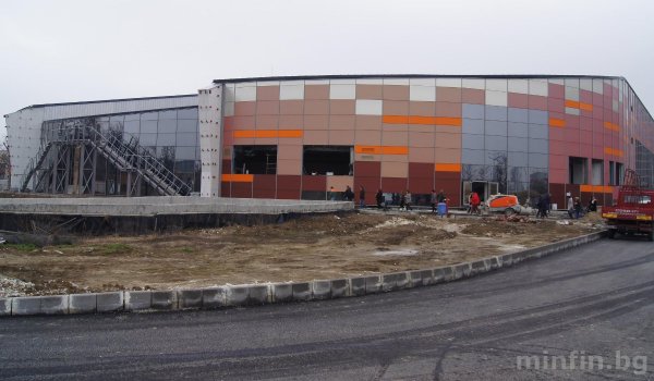 
	Въшният вид на залата.
