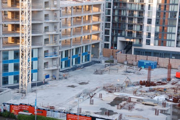 
	Недовършените строителни обекти са обичайна гледка в Сандифорд, който се намира близо до столицата Дъблин. Около 600 са недовършените жилища в градчето. Строителите се надяват да привлекат като купувачи фирми, които да купят жилищата за своите служители. Има възможност сградите да се ползват от университети или от болници, но много по-вероятно е да бъдат разрушени.

	Снимка: musical photo man. Лиценз: Creative Commons
