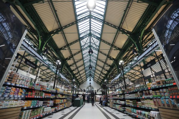 Търговската зала е с площ от 1800 кв. м и там могат да бъдат намерени 14 хил. продукта. Снимка: Димитър Кьосемарлиев, Investor Media Group.