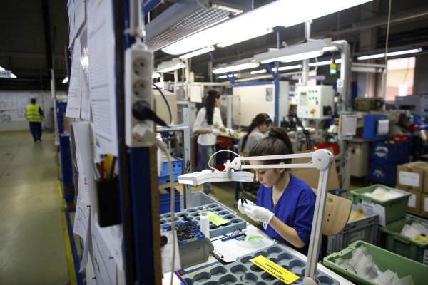 
	Служители в завода на Witte Automotive в Русе. Снимки: Ройтерс
