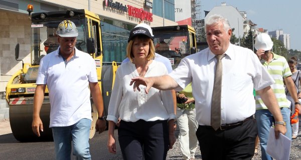 
	Кметът на София Йорданка Фандъкова и изпълнителният директор на &quot;Метрополитен&quot; ЕАД Стоян Братоев провериха строителството на метрото в участъка от станция &quot;Джеймс Баучер&quot; по продължението на бул.&quot;Черни връх&quot; до ул.&quot;Сребърна&quot;. Снимка: БТА
