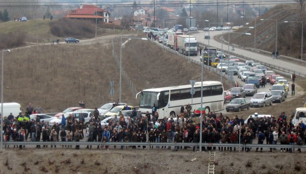 
	Над 3 000 протестиращи блокираха за около час магистрала &quot;Люлин&quot; край Перник и пътен възел &quot;Драгичево&quot;. Недоволните издигнаха искания за програмен кабинет и продължаване работата на парламента, както и намаляване на сметките за ток и парно. Снимка: БТА
