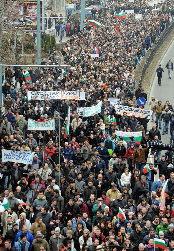 
	Над десет хиляди жители на Пловдив се включиха в националния протестен митинг и шествие в града. Хората отново протестираха срещу монополите и високите сметки за ток.Протестиращите блокираха за около три часа големите булеварди на града. Снимка: БТА
