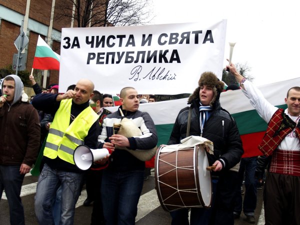 
	Няколко хиляди шуменци излязоха на протест. Те издигнаха трансперант с думите &quot;За чиста и свята република&quot; и по този начин подкрепиха Националния протест. Снимка: БТА
