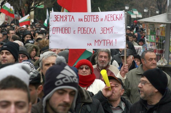 
	Около 2000 души се включиха в днешното протестно шествие в Русе. Предвождани от плакат, настояващ за оставката на кмета Пламен Стоилов и на депутата Пламен Нунев, по централната улица &bdquo;Александровска&ldquo; множеството се придвижи до площада пред сградата на Общината, където започна поредното протестно шествие. Снимка: БТА
