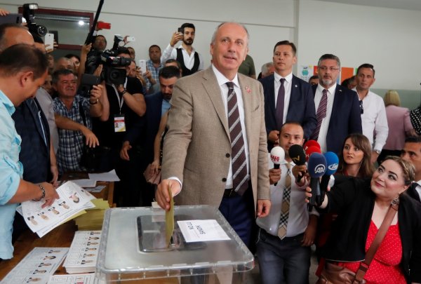 
	Основният опонент на Реджеп Ердоган на президентските избори Мухарем Индже гласува на изборите.&nbsp;Снимка: Архив Ройтерс
