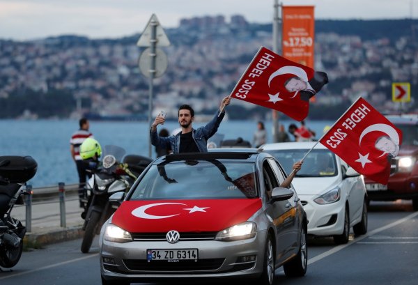 
	Привърженици на ПСР и Ердоган празнуват след обявяването на резултатите.&nbsp;Снимка: Архив Ройтерс

