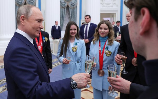 Руският президент се среща с руски спортисти по време на церемонията по награждаването на руските медалисти от Зимните олимпийски игри в Пекин през 2022 г. в Кремъл, Москва, Русия, 26 април 2022 г. EPA/MIKHAIL KLIMENTYEV 