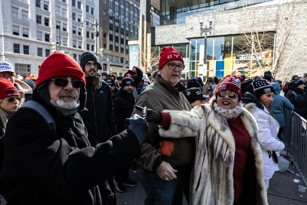 Поддръжници на Тръмп се редят на опашка за влизане в Capital One Arena за церемониите по встъпването в длъжност на новия президент. Снимка: EPA/БГНЕС
