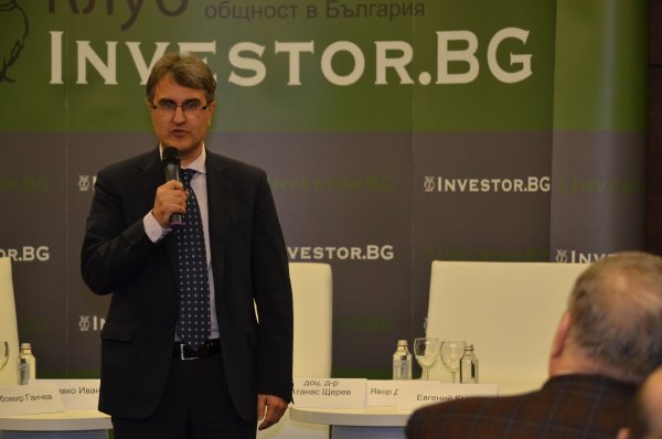 
	Модераторът на първия за годината Клуб Investor.bg Евгений Кънев дава думата на лекторите на форума на тема &bdquo;Възможности за финансиране и инвестиции в българското здравеопазване&ldquo;. Снимка: Investor.bg
