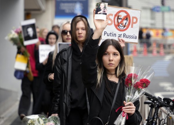 Руснаци, живеещи в Япония, се събират, за да почетат паметта на Алексей Навални близо до руското посолство в Токио. Снимка: БГНЕС/EPA/FRANCK ROBICHON