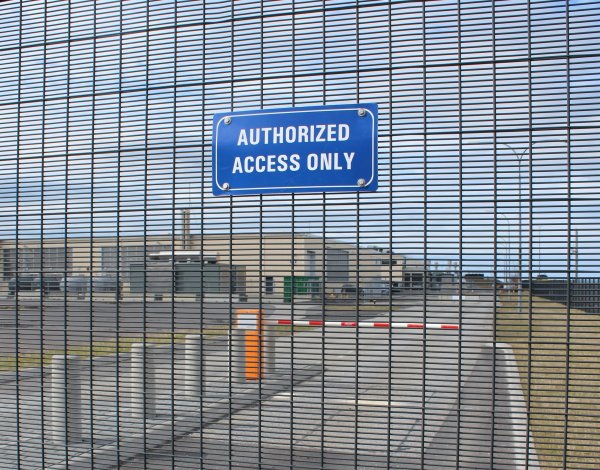 
	Входът на фермата за добив на кроптовалута на китайската компания Bitmain близо до Кефлавик, Исландия.&nbsp; Снимка: Ройтерс
