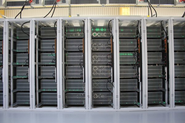 
	Компютри за добив във фермата Bitfury в близост до Кефлавик, Исландия.&nbsp;Снимка: Ройтерс
