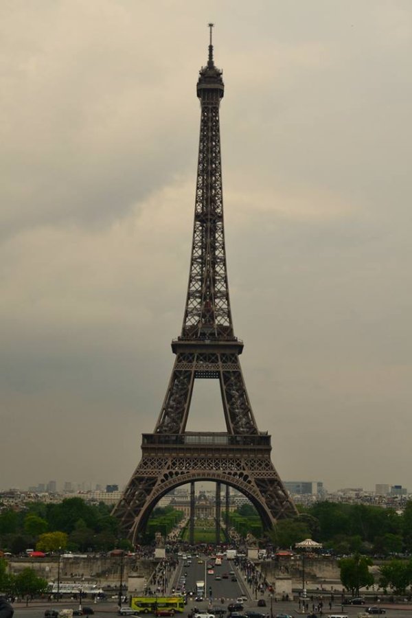 
	Дял на безкасовите разплащания към общата стойност на разплащанията: 92%

	Дял на населението, притежаващо дебитна карта: 69%

	Ако живеете във Франция и спестявате за нова кола и заради това държите всичките си пари под дюшека, ще останете разочаровани. Страната забрани плащанията в брой на суми над 3 000 евро.

	Можете да си купите кола, заемайки от приятел, но ако платите повече от 1 500 евро, ще ви трябва документ, за да го докажете.

	Снимка: Investor.bg
