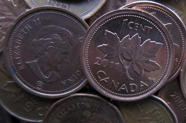 
	Дял на безкасовите разплащания към общата стойност на разплащанията: 90%

	Дял на населението, притежаващо дебитна карта: 88%

	Любопитното за Канада е, че от февруари 2013 г. спря да сече пенита (монети с номинал 1 цент), което спестява на страната 11 млн. долара на година.
