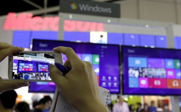 
	През 2007 г. Microsoft придоби компанията за онлайн реклама aQuantive за 6,3 милиарда долара. Целта бе да се насърчат приходите от реклама, за да се опълчи компанията на конкурентите си Google и Yahoo. Това бе най-голямото придобиване на софтуерната компания, което бе надминато само от покупката на доставчика на видео чат Skype през миналата година. През юли 2012 г. Microsoft обяви обезценка в размер на 6,2 млрд. долара за aQuantive. Въпреки че придобиването се изплати със засилването на пазарната позиция в онлайн рекламния бизнес, очакванията по отношение на перспективите за растеж и рентабилност обаче не са изцяло изпълнени.
