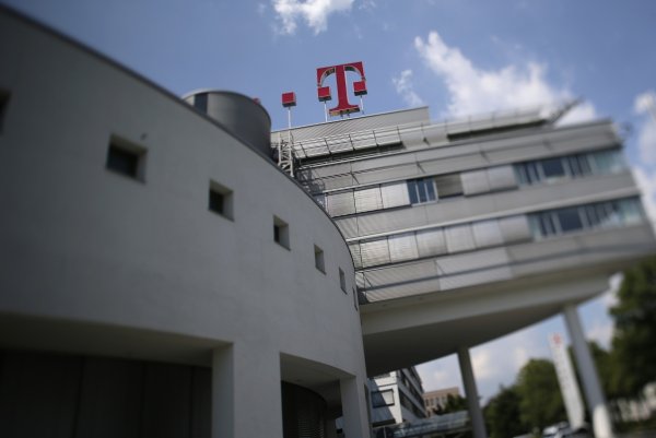 
	През 2001 г. Deutsche Telekom инвестира около 40 млрд. евро в придобиването на американския мобилен оператор VoiceStream. Инвестиция, от която концернът все още не е възстановен и днес. През третото тримесечие на тази година телекомът коригира балансовата стойност на преименуваното на T-Mobile USA дъщерно дружество до 10,6 милиарда евро. Така групата отписа общо 20 млрд. евро от сделката. Продажбата на компанията на AT&amp;T се провали през миналата година. Дори и планираното сливане с Metro PCS в момента е върху нестабилна почва.
