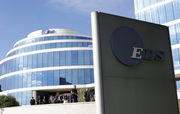 
	През август HP трябваше да отпише 8 млрд. долара заради придобиването на доставчика на IT услуги EDS. За да се конкурира по-добре с конкурента си IBM в областта на бизнес услугите, HP купи през 2008 г. базираната в Тексас EDS за 13,9 млрд. долара. Според мнение на много експерти цената е твърде завишена. Първоначално тогавашният главен изпълнителен директор Марк Хърд можеше да отчете успехи заради драстични мерки за строги икономии. Въпреки това компанията не успя в дългосрочен план да държи на високо равнище продажбите и маржовете си.
