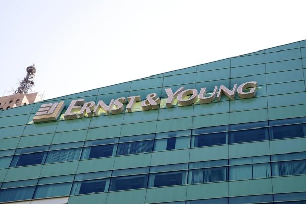 
	Служители от женски пол: 46%
	Жени във висшия мениджмънт: 45%
