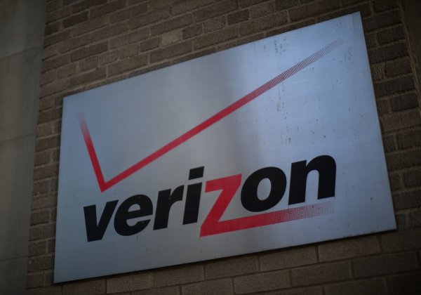 
	Служители от женски пол: 38%
	Жени във висшия мениджмънт: 35%
