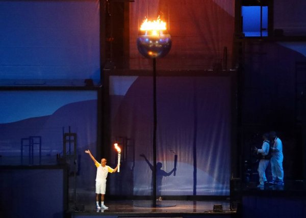 
	Бронзовият медалист по маратон от Атина 2004 Вандерлей Кордейро Де Лима запалва олимпийския огън.

	Снимка: Ройтерс
