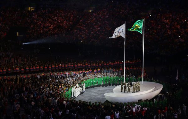
	Издигането на Олимпийския флаг.

	Снимка: Ройтерс
