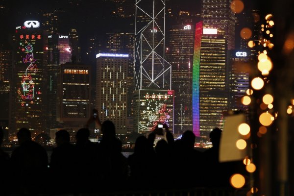 
	Веднага след него идва Хонконг. Снимка: Архив Ройтерс
