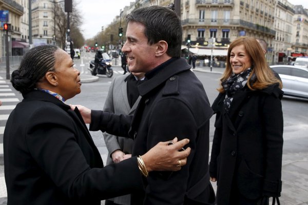 
	Премиерът Манюел Валс и съпругата му разговарят с министъра на правосъдието Кристиан Тобира (л). Снимка: Ройтерс
