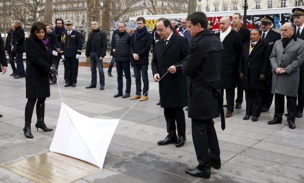 
	Кметът на Париж Ан Идалго (л), президентът на Франция Франсоа Оланд и премиерът Манюел Валс (д) откриват паметна плоча за жертвите на тероризма. Снимка: Ройтерс
