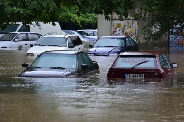 
	Поради проливните дъждове река Добричка излезе от коритото си и заля ниските части на Добрич и градски парк &quot;Св. Георги&quot;. Снимка: БТА
