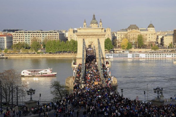 
	Хиляди в Унгария се включиха в митинги срещу закон, взел на прицел Централноевропейския университет, основан през 1991 г. от милиардера филантроп Джордж Сорос.&nbsp;Снимки: Ройтерс
