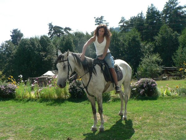 
	Семейството на Надя Попова е създало една от конните бази в Бачево, а с проект по ПРСР - и къща за гости &quot;Русалиите&quot;.
