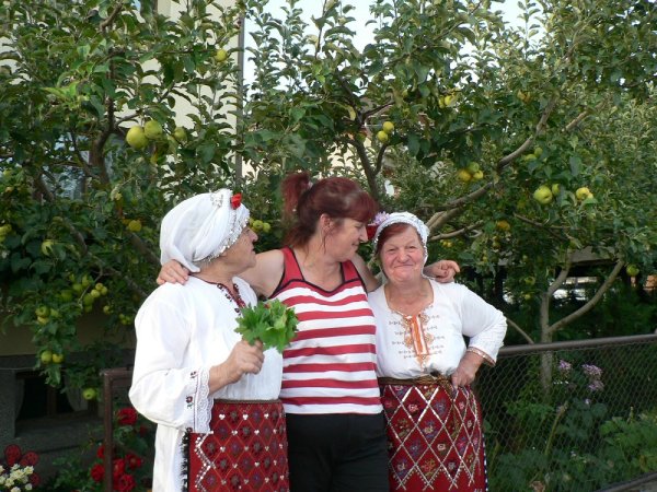 
	В къщата на Дешка Кротева гостите се забавляват и с народни песни и хора.&nbsp;
