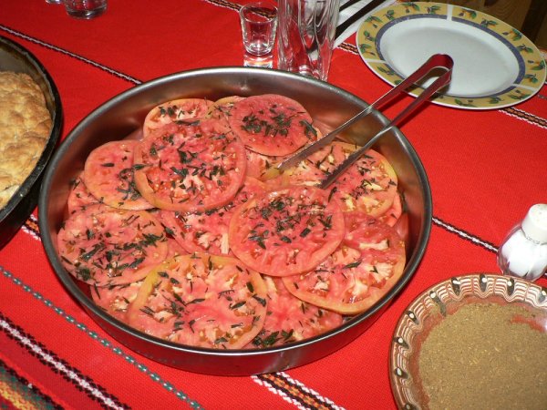 
	Огромни домати, отгледани в градината на&nbsp;Дешка.
