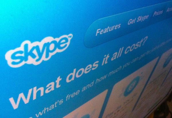 
	Минимум ресурси, максимум резултат

	Когато говорим за Skype, трябва да подчертаем, че тук става дума не за промяна в бизнес модела на компанията, а за избора на подходящ инвестиционен модел от самото начало. Когато Skype се заражда, тя вижда основен конкурент във фирмата Vonage, чиято цел е същата като нейната &ndash; да предоставя възможности за комуникация посредством новите технологии. Стратегията на Vonage обаче е свързана с изграждането на&nbsp; инфраструктура, за която са необходими големи капитали. Мениджърите на Skype постъпват доста по-практично. Те не инвестират в инфраструктура, защото решават, че могат да използват това, с което потребителите разполагат, а именно персонални компютри. Докато Vonage инвестира милиони в маркетинговата си кампания, Skype не харчи и долар за подобно нещо. Вместо това тя удобно настанява продуктите си в личния компютър на всеки и в крайна сметка превзема дигиталния свят.
