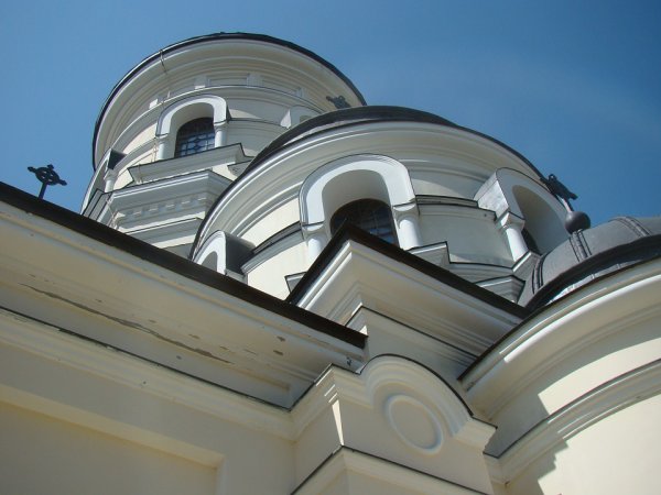 
	8. Молдова. Тайни винарски изби и манастири високо в скалите &ndash; това препоръчват да се види авторите на класацията на края на Европа. Столицата Кишинев комбинира зелени булеварди и многоетажни бетонни сгради, а туристите могат да разгледат църкви от 18-ти и 19-ти век. Страната е домакин на две винени изложения през 2017-та - Black Sea Wines and Spirits Competition и ExpoVin.
