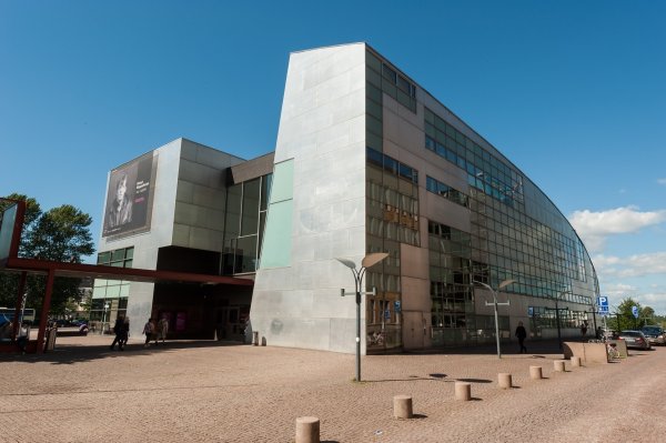 
	БВП: 276 млрд. долара

	Ръст на БВП: -0,4%

	БВП на глава на населението: 40 700 долара

	Население: 5,5 млн. души

	Дълг: 59,3% от БВП

	Безработица: 8,7%

	Инфлация: 1,2%

	Търговски баланс: -1,8% от БВП
