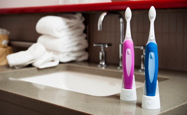 
	Цена: 25 долара

	Вашето дете вероятно не харесва четката си за зъби, но може би си пада по смартфони. Beam Brush съчетава тези две неща в едно. Необичайната четка се свързва с телефона, като отчита дължината на всяко миене и колко често е използвано устройството. Данните се предават чрез bluetooth, а чрез специално приложение родителите могат да следят дали детето редовно почиства зъбите си и кои дни е пропуснало.

	Снимка: http://www.beamtoothbrush.com/&nbsp;
