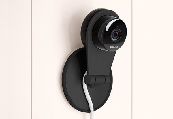 
	Цена: 199 долара

	Уебкамерите не са нещо ново, но Dropcam е успяла да си създаде име през последните години благодарение на лесния начин за управление. Безжичната камера може да излъчва директно към мобилно устройство и да изпраща сигнали, когато засича някакви активности. Срещу месечна такса потребителят може да се сдобие и с подобна на DVR услуга. Новият Pro модел може да заснема 130-градусови гледки и има 8 пъти увеличение и както предишния разполага с двупосочна аудио система.

	Снимка: https://www.dropcam.com/
