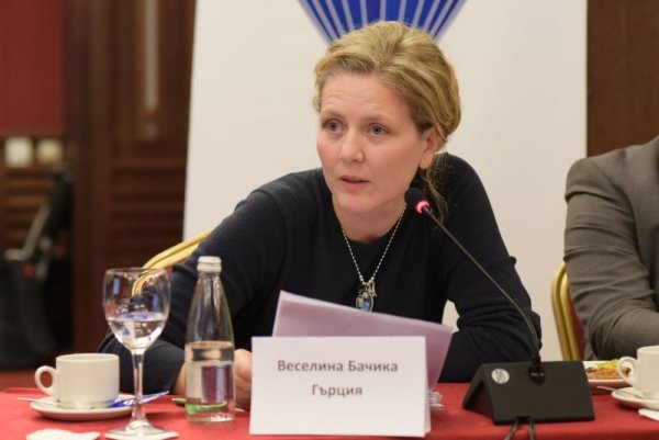 
	Веселина Бачика
