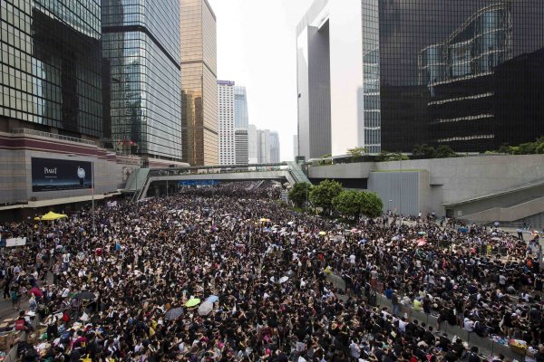 
	Протестиращи блокираха основния път към централния финансов район в Хонконг. Снимки: Ройтерс
