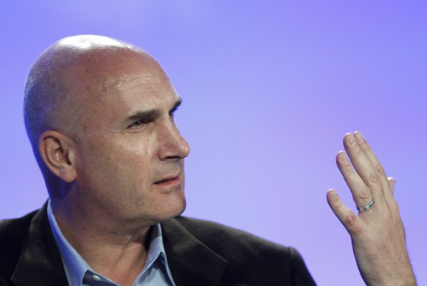 
	Критиците не харесват Monsanto, тъй като компанията предлага генетично модифицирани семена, но Грант не се извинява за това. Поради екстремните метеорологични условия и прогнози, според които до 2050 г. на Земята ще живеят 9,6 милиарда души, Monsanto би могъл според него един ден да играе важна роля в борбата срещу глада. &bdquo;Ние ще гледаме с усмивка към битките между големите, малките и органичните ферми в световен и регионален мащаб", каза той през миналата година. Откакто шотландецът пое управлението на компанията, продажбите на Monsanto са се утроили. Сега той иска да се възползва от възможностите на т. нар. Big Data. За тази цел през миналата година компанията придоби Climate Corp. - компания, която обработва данните за времето. Фермери, които използват софтуера, може да се надяват на увеличаване на добивите на царевица от 30 до 50 бушела на 4000 квадратни метра, обещава компанията. Грант смята, че селскостопанските данни ще се превърнат в пазар за 20 милиарда долара, и Monsanto ще има голям дял от него.
