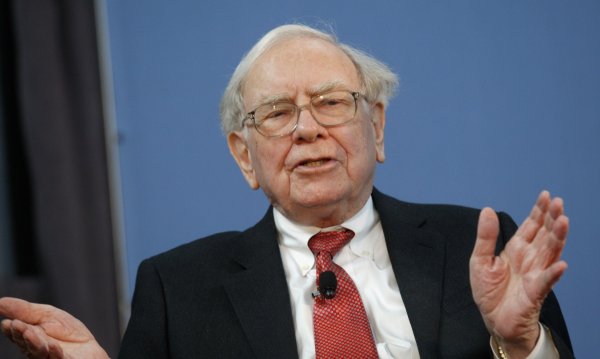 
	Дори и на възраст от 83 години легендарният инвеститор все още е звезда. Berkshire Hathaway се справя по-добре от всякога - акциите се търгуват близо до рекордни нива. По време на управлението на Бъфет цената на акция се е повишила 9000 пъти. Бъфет продължава да работи, за да направи Berkshire годна за бъдещето - и е в търсене на свой&nbsp; наследник. Компанията инвестира през миналата година 10 милиарда долара в производителя на кетчуп Heinz и продължава да търси едри придобивания, за да се отърве от спестявания от 42 млрд. долара. Бъфет провежда малко срещи и се храни като дете - неговата диета се състои от хамбургери, пържени картофи и Cherry Coke, любимата му напитка. Затова не е чудно, че от дълги години той залага и на Coca-Cola. &nbsp;
