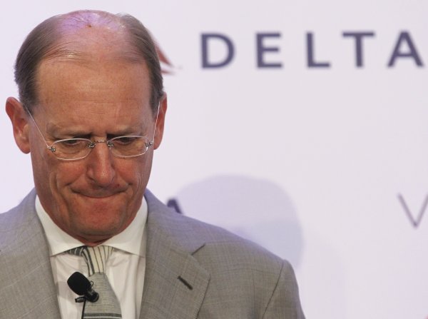 
	В продължение на десетилетия акциите на самолетните компании отчитат мизерни инвестиционни цели. Но Андерсън влезе в компанията малко след процедурата по несъстоятелност на Delta и започна да се бори срещу тази тенденция. Той съкрати капацитета на компанията, увеличи цените на билетите и таксите, обнови стари самолети и сключи мир със синдикатите. Снимки: архив Ройтерс
