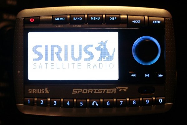 
	Sirius и XM бяха отделни компании през 2002 г., които се съревноваваха в онлайн радио бизнеса. Те искаха да привлекат като клиенти шофьорите на автомобили, които бяха доста ограничени откъм радио в колите си, тъй като покритие имаше само в определени райони. В началото бизнесът беше малък &ndash; XM имаше по-малко от 27 хил. абонати към края на 2001 г. Wall Street обаче вярваше, че онлайн радиото ще е следващия голям пробив &ndash; над 100 млн. автомобила кръстосваха американските пътища, като всяка година към бяха прибавяни по още 15 млн. Сателитните радио компании можеха да се възползват от готовия пазар чрез договори с автомобилните компании, като не след дълго пазарът доказа тази теория. XM вече имаше 6 млн. абонати в края на 2005 г., малко повече от Sirius. Проблемът дойде от това, че инвеститорите бяха толкова уверени, че този бизнес е толкова обещаващ, че позволиха на двете фирми да вземат заеми за милиарди долари, за да изградят собствена инфраструктура.

	Когато загубите вече надхвърляха стотици милиони долари на година, новият изпълнителен директор на Sirius Мел Кармазин видя единствения изход в сливането на двете компании. Сделката беше подписана през февруари 2007 г., но не беше финализирана до юли 2008 г. заради процеса по одобряване от държавния регулатор. През това време двете компании едва оцеляха, след като бяха затрупани от дългове и работеха на загуба.

	Първият ход по пътя на обрата на Кармазин беше сливането. Вторият беше рефинансирането на новата компания преди да се окаже в несъстоятелност. Той успя да убеди Liberty Media да вложи 350 млн долара в Sirius XM в началото на 2009 г. и част от парите веднага отиде за погасяване на дълговете. Останалото беше използвано за развиване на дейността. Кармазин инвестира в назначаването на определен брой радио водещи, които да възстановят потребителската база. Sirius XM беше спасена и през 2010 г. отново реализира печалба.

	снимка: Ройтерс
