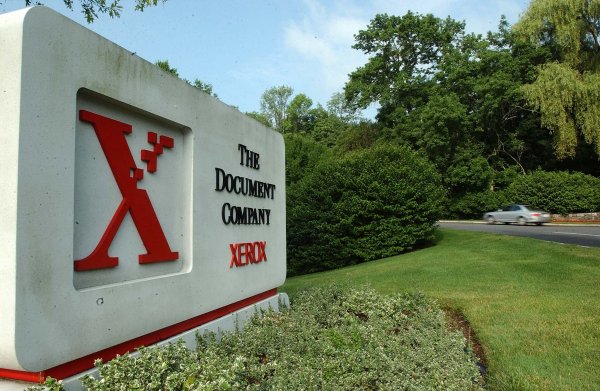 
	Съживяването на Xerox започна когато изпълнителният директор Пол Алер се оттегли в полза на идващия от IBM Ричард Томан, само за да го замени отново 13 месеца по-късно. До това се стигна след като компанията претърпя сероизони загуби, които едва не се оказаха фатални и през май 1999 г. Алер беше заменен от Томан. При последния резултатите не се подобриха, но проблемите водеха началото си от няколко години по-рано.

	Компанията беше постигнала значителен технологичен напредък през 80-те и 90-те и имаше възможност да диверсифицира дейността си отвъд основната си копирна дейност към дигиталното съхранение и прехвърляне на данни. Тя обаче пропусна възможността да влезе в компютърния бизнес, като там се настани IBM, а HP окупира дигиталното принтиране, докато старите копирни машини се превръщаха в отживелица.

	Истинското преструктуриране на Xerox започна когато Алер беше сменен за втори път, вече от Ан Мълкахи през юни 2001 г. Тя започна своята работа както повечето други директори, които трябва да преобръщат някоя компания &ndash; съкрати отдели и голям брой персонал. Мълкахи затвори отделът по принтиране на компанията и освободи 1,5 хил. служители заради очакванията тази дейност да продължи да не реализира приходи още две години. Планът на новия директор беше сравнително прост, но остарелият и консервативен подход на отдела по продажбите на Xerox пречеше на възхода на компанията. Томан беше реогранизирал структурата и беше възложил на служителите задачи, в които те не бяха толкова ефективни. Мълкахи отмени тези му решения и започна бързото разработване на линия от продукти. Нейният подход не беше много по-различен от този на Марк Хърд в HP или пък на Герстнер в IBM. Потребителите не искат множество продавачи на сходни продукти. Мълкахи бързо разработи линия от продукти за сканиране, принтиране и съхраняване на документи.

	снимка: Ройтерс
