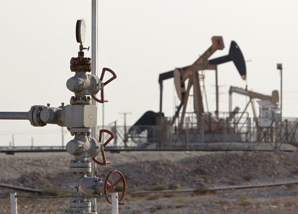 
	Петролът от пустинята направи навремето Оман богата държава. Въпреки спадащите резерви петролът и днес е най-важният източник на приходи. Според Deutsche Bank страната от източната част на Арабския полуостров се нужда е от цена от 100,10 долара за барел, за да поддържа балансиран бюджет. За следващата година цената е по-висока - 110 долара за барел.
